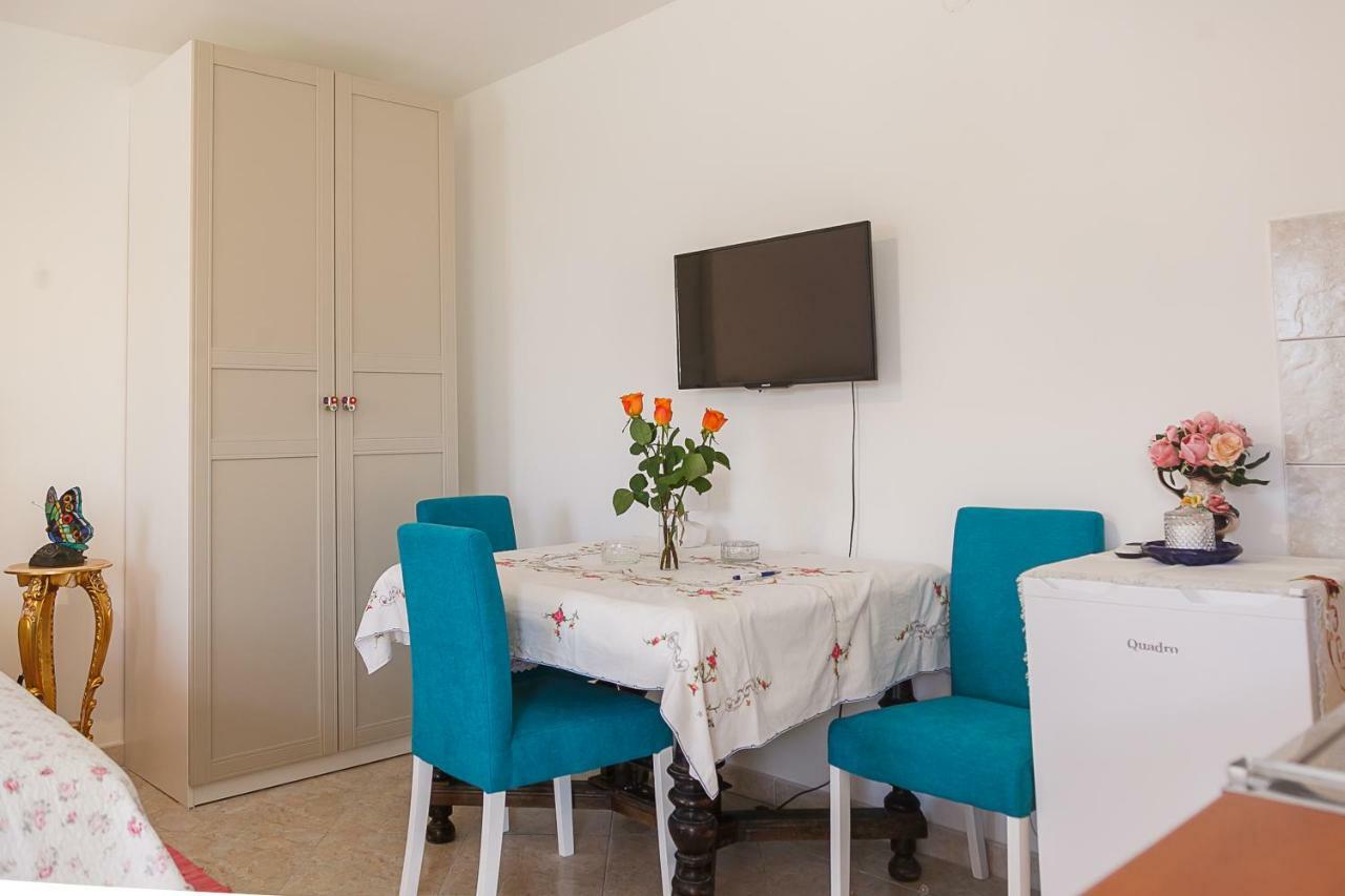 Castello Flower Apartment Kastela Exterior photo